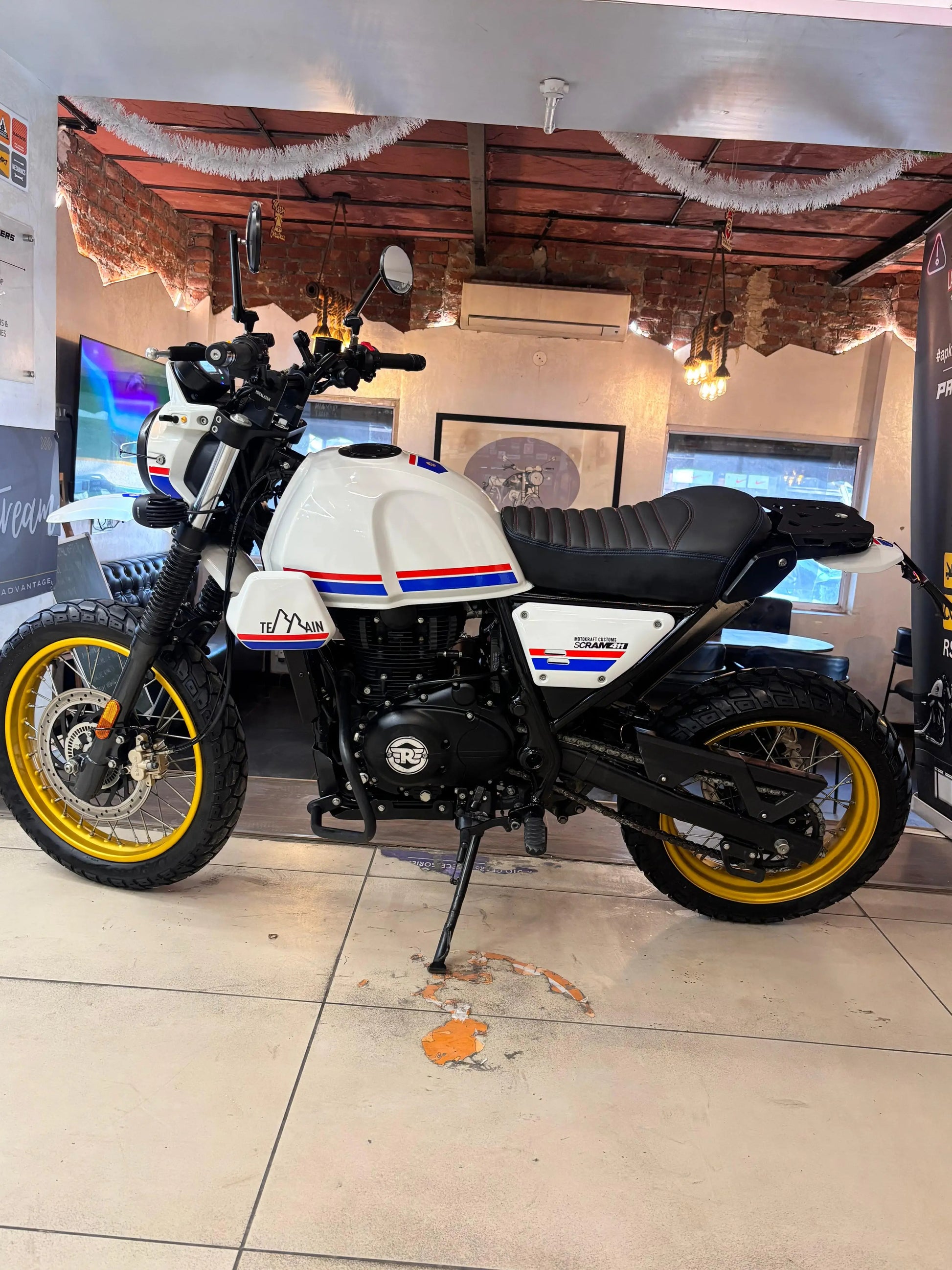 Royal Enfield Scram 411 (2022 - UP REGISTERED) FOR SALE 
