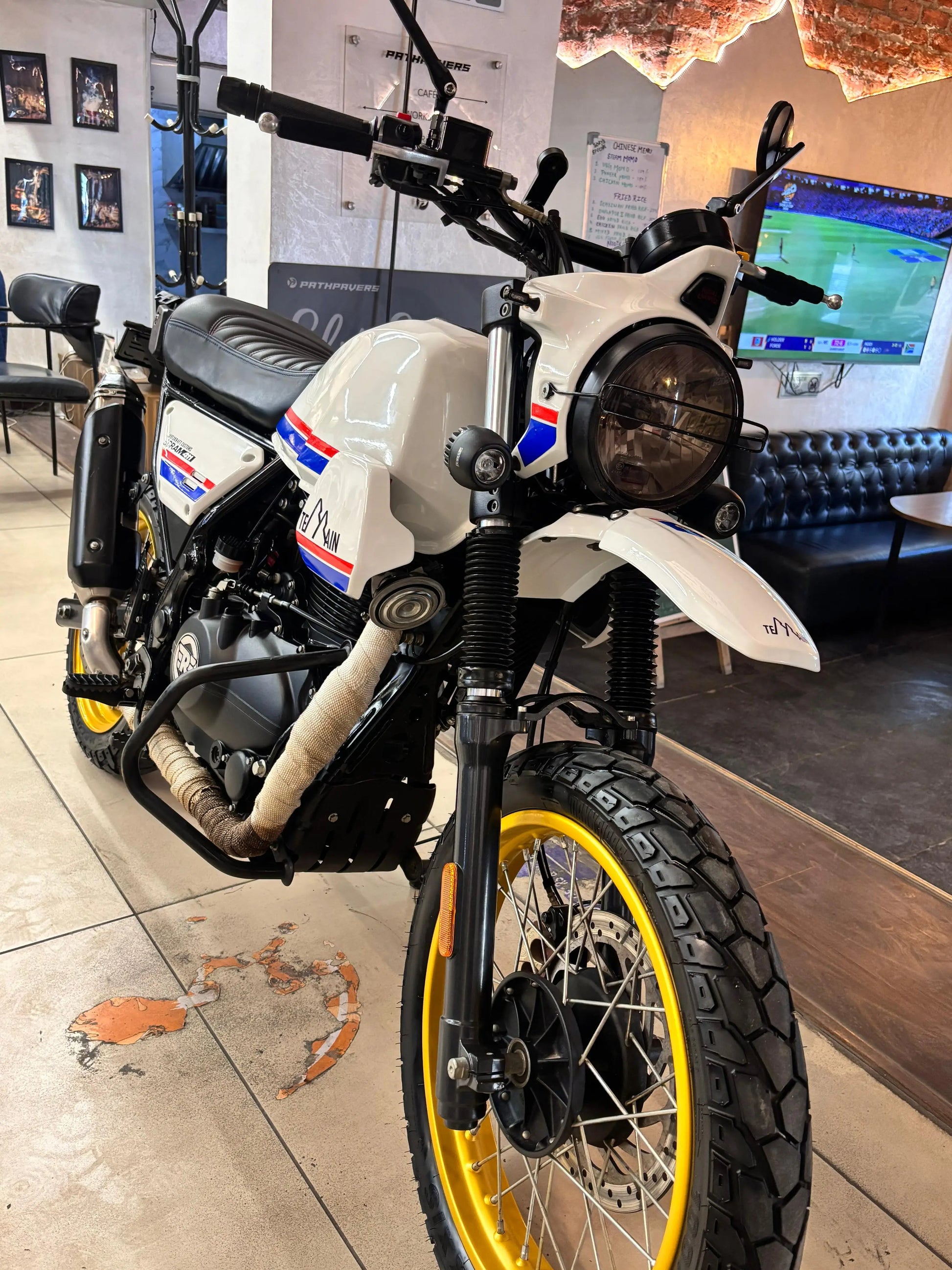 Royal Enfield Scram 411 (2022 - UP REGISTERED) FOR SALE 
